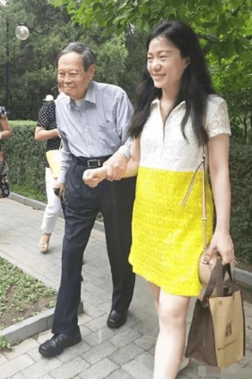 97岁杨振宁携妻子出行,驼背严重被搀扶,43岁翁帆被夸越发美丽