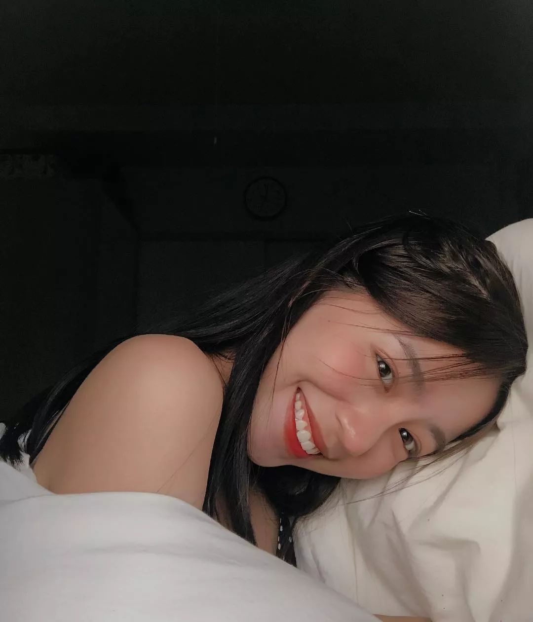 95后越南清纯美女爆红日本!甜美笑容吸粉100万,笑起来