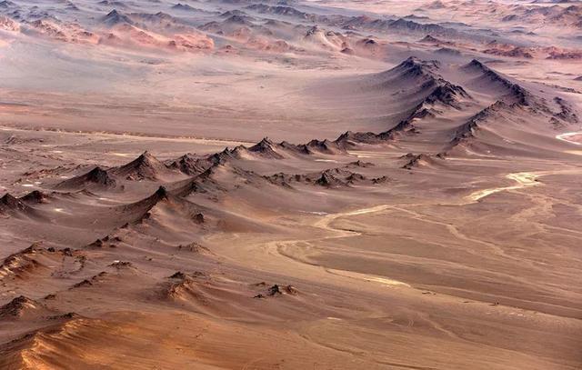 西北戈壁沙漠中的山▼