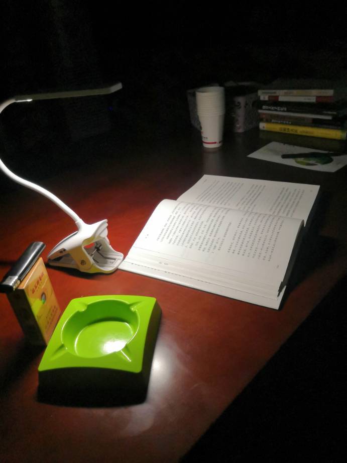 图片〕〔图片〕台灯下看书真的非常好,读书需要环境