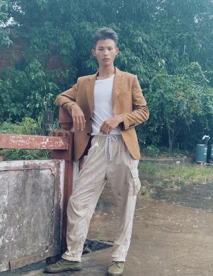 披着垃圾袋的农村小伙火了!网友:只有少数精神病才能成天才