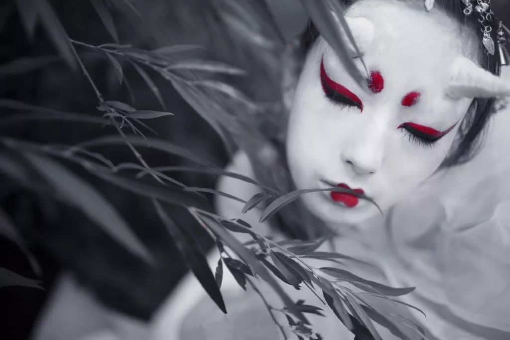 她专给妖怪拍写真?这位90后女孩情迷"小妖精"竟能吸粉百万?