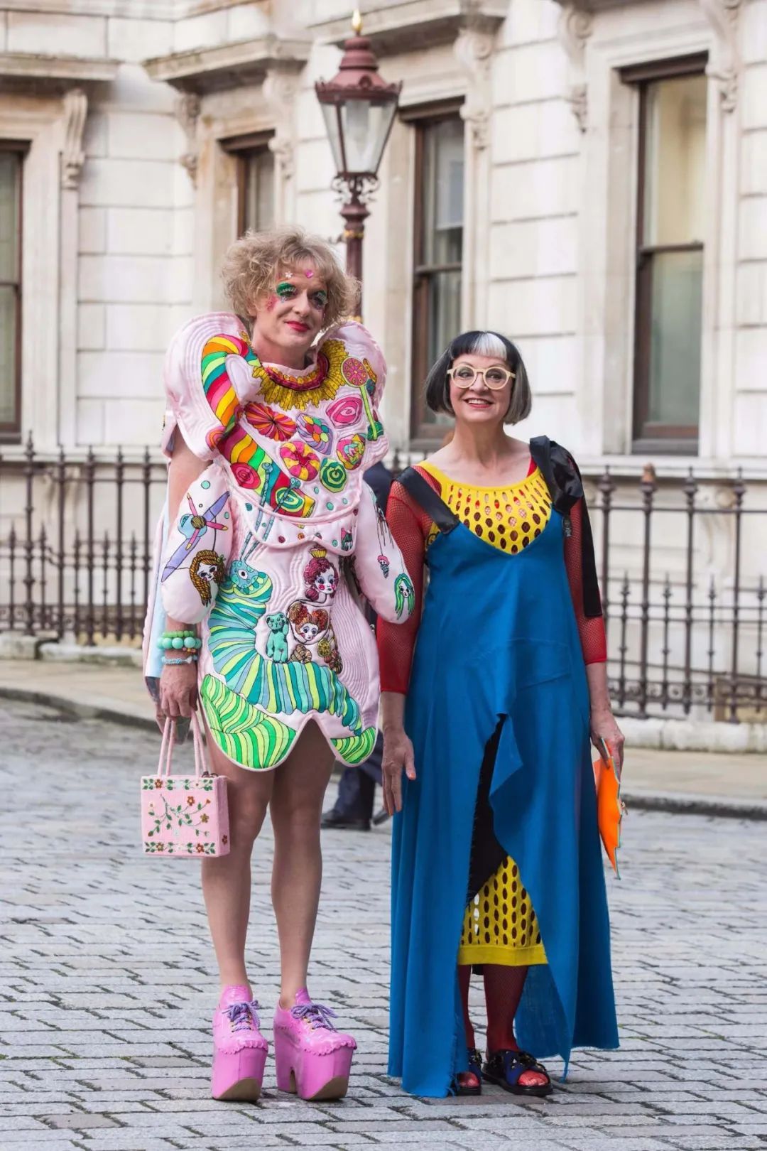 世界顶级大学的校长居然是个异装癖的娇艳男人